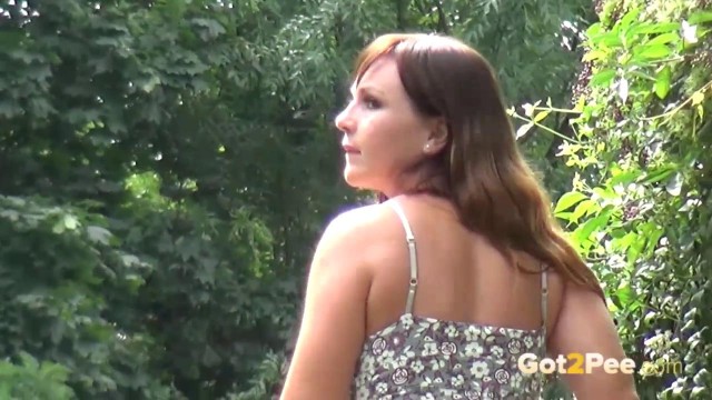 Превью Золотой дождь молоденьких красавиц на улице № 15395