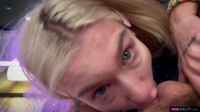 Превью Жесткий секс блондинки в пышной юбке и парня в кепке № 44084