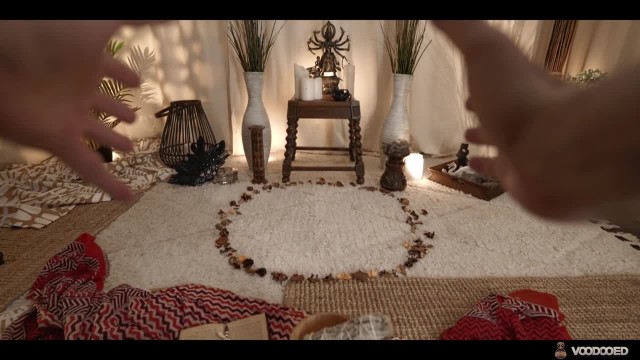 Превью Грудастая брюнетка спустила трусики для нежной мастурбации № 44101