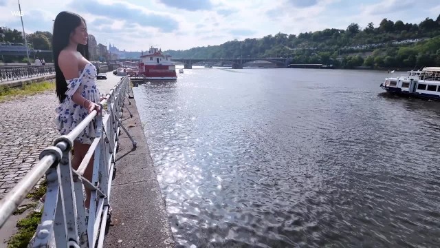 Превью Секс машина доводит длинноволосую брюнетку до оргазма № 44103