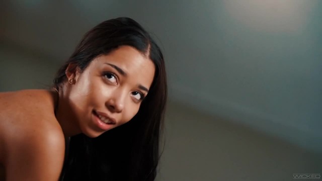 Превью Молодая мулатка с упругой грудью занимается классическим сексом № 44110