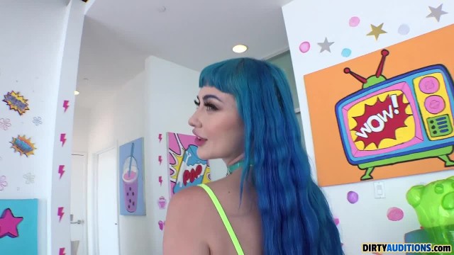 Превью Жопастая телка с голубыми волосами трахается в разных позах № 44192