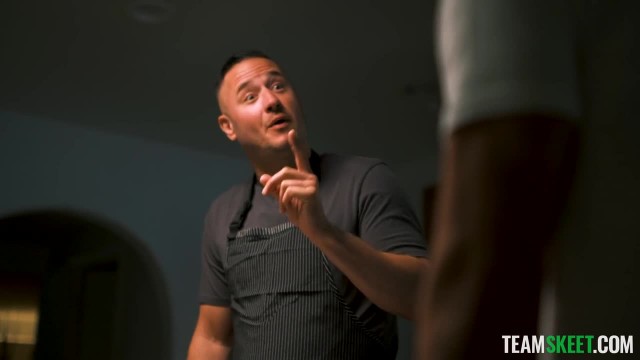 Превью Худенькая девушка трахается с двумя членами № 44196