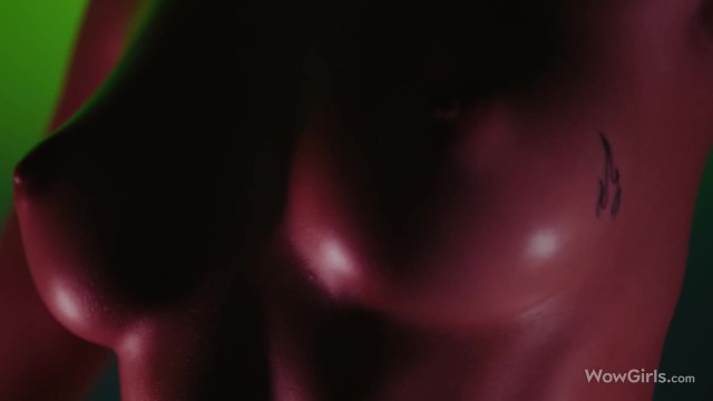 Превью Обнажение в неоновом свете № 47246